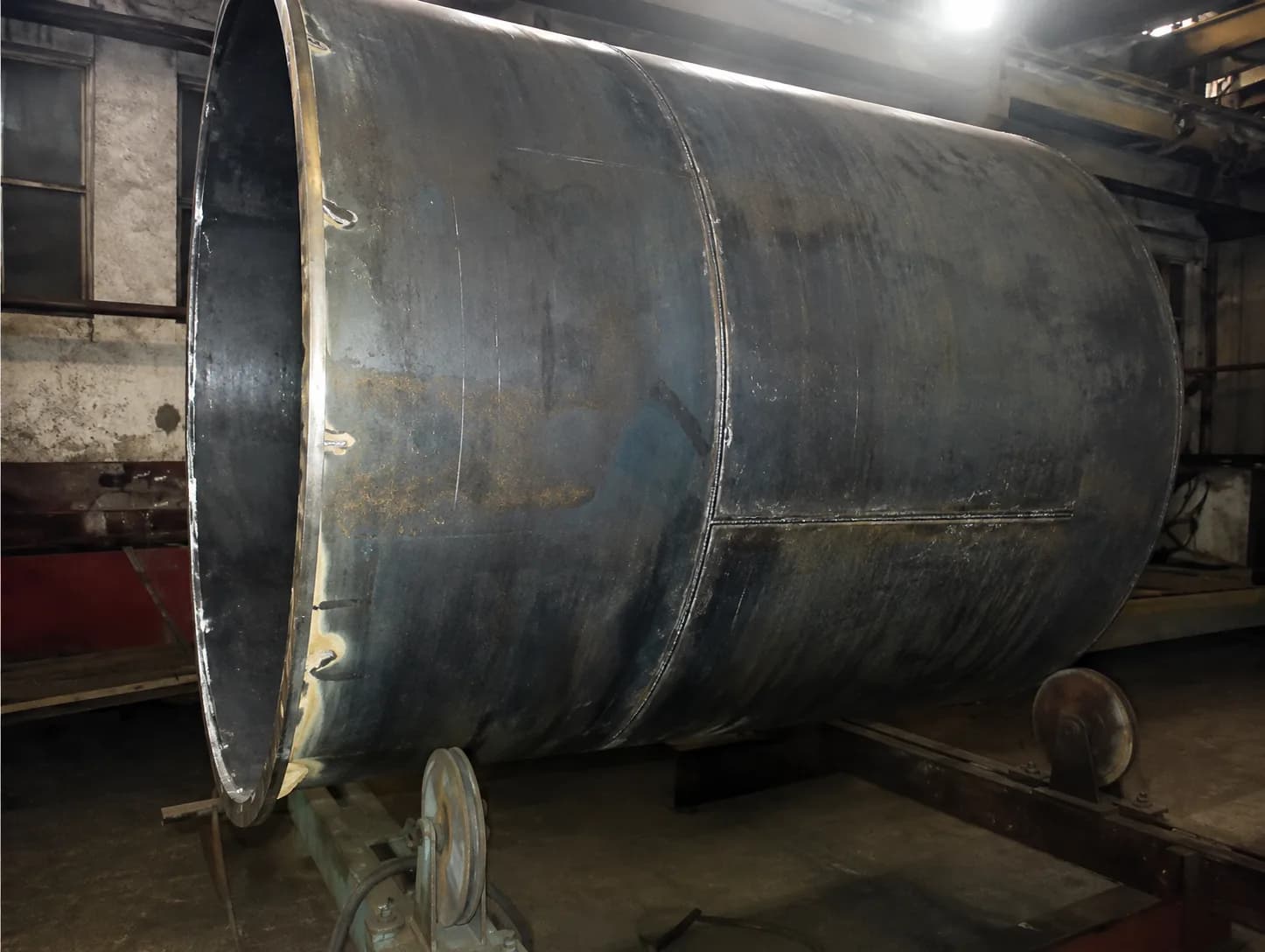 Virolă metalică sudată, pe cai de rulare în atelier