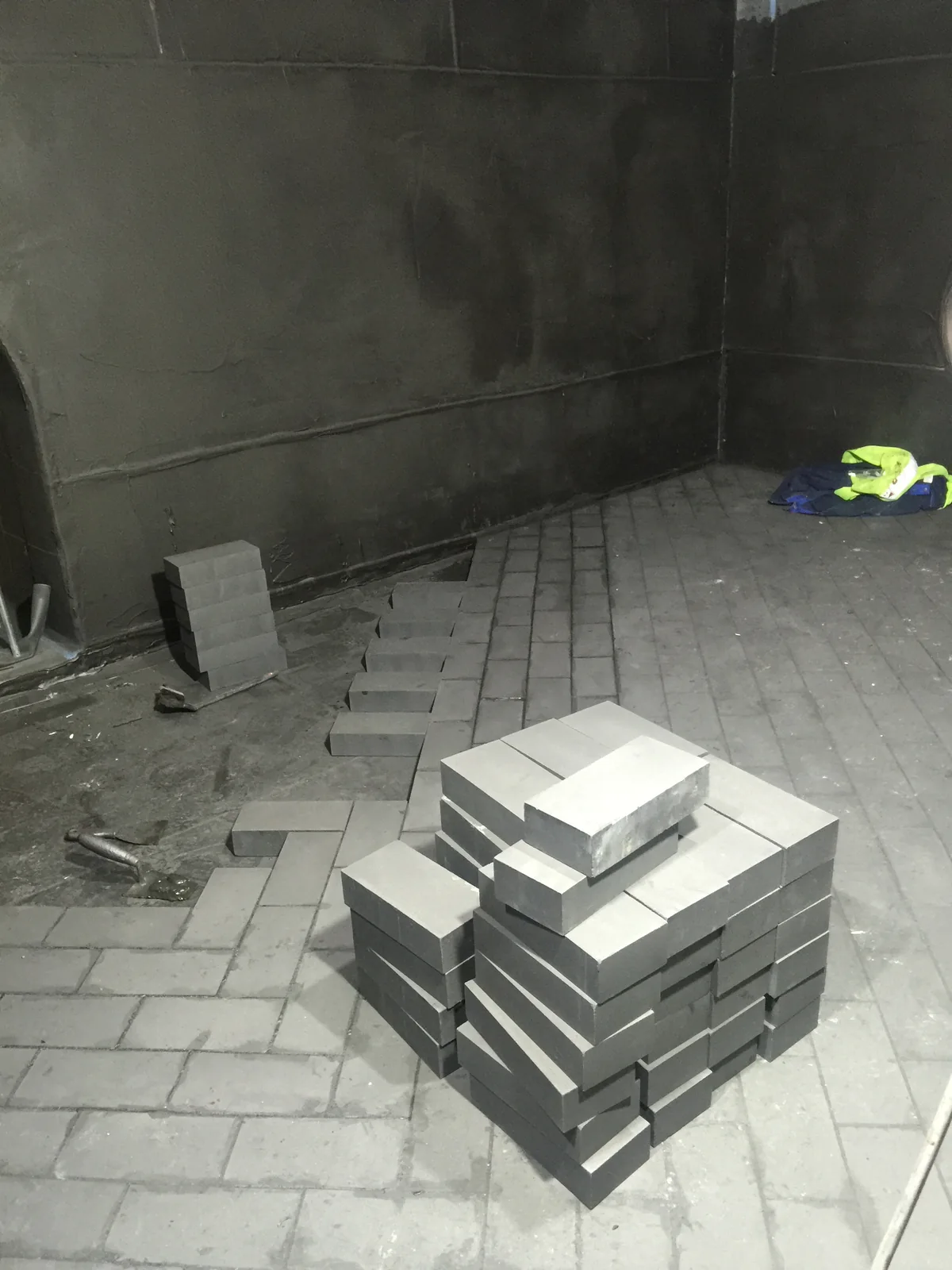 Pardoseală antiacidă în lucru, cu cărămizi pregătite pentru zidire