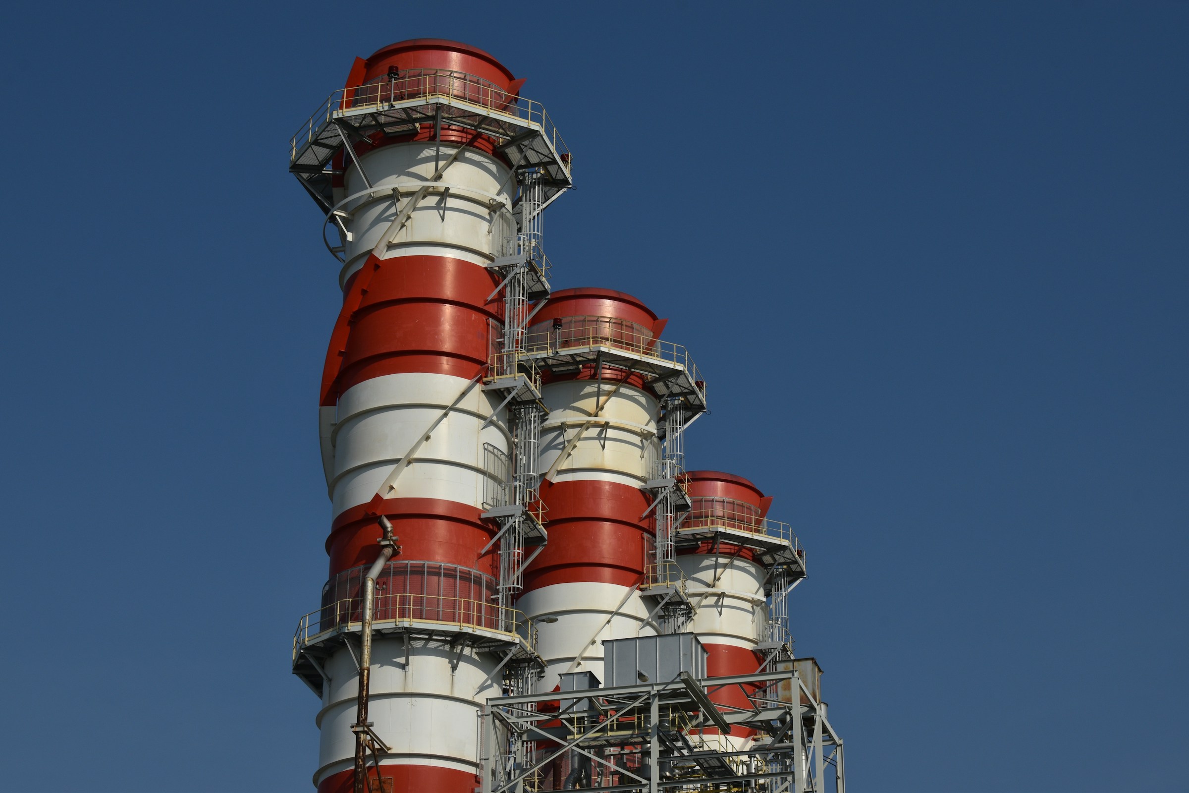 Coșuri industriale ale unei centrale electrice